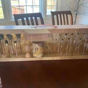 NWT Glitz and Glam Brushes makeup brushes set tiktok glitz & glam 26 piece set!